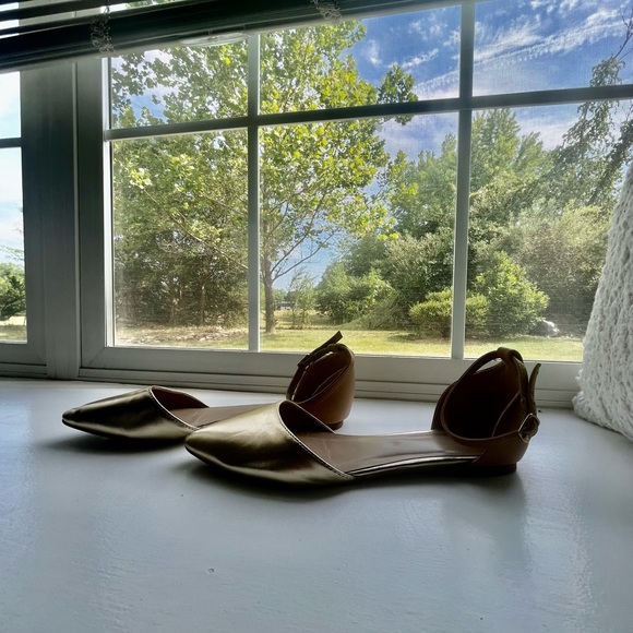 Gold Flats⭐️⭐️ - Picture 2 of 5